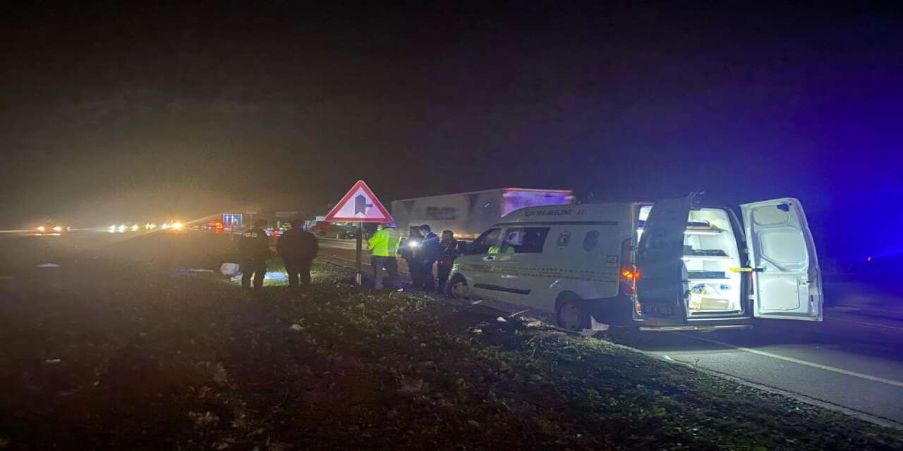 Etkinlikten dönen lise öğrencilerine araç çarptı, biri öldü