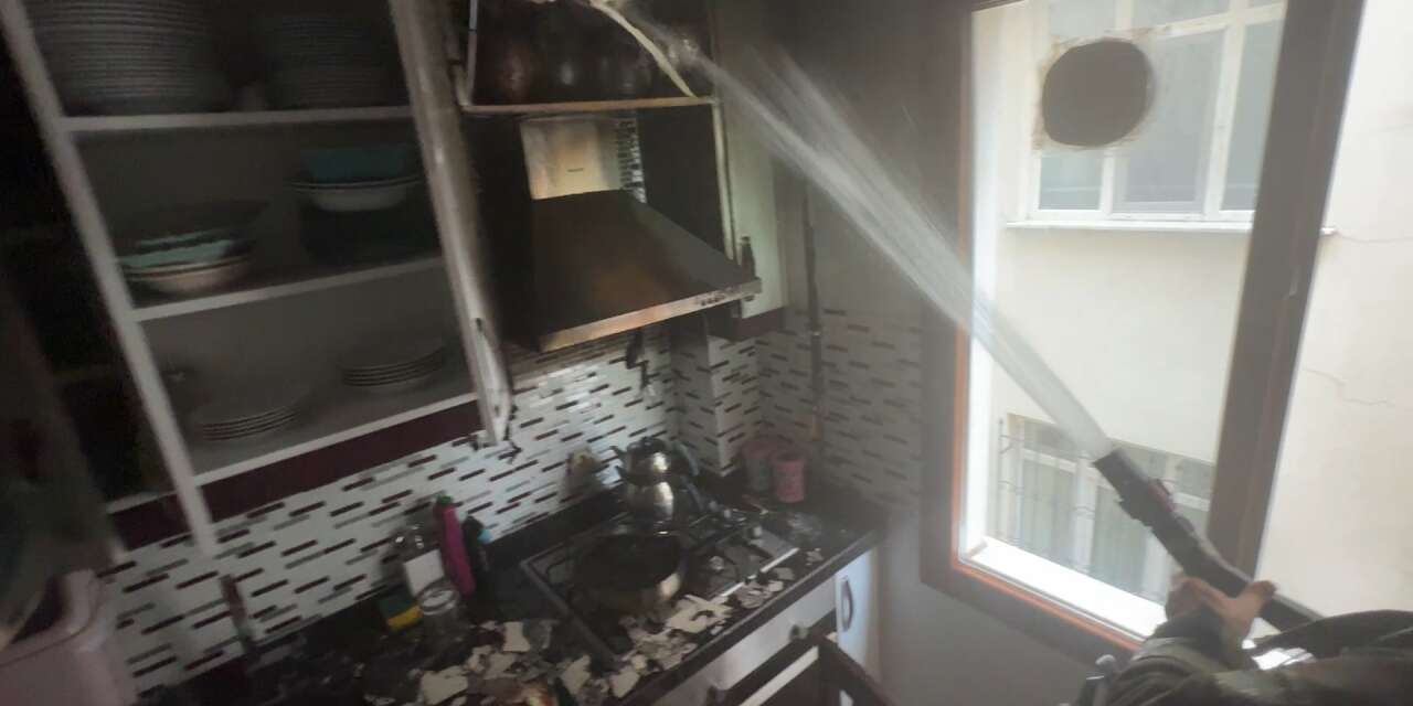 Ocağı unuttu, ev alev aldı! Anne ile çocukları ölümden döndü