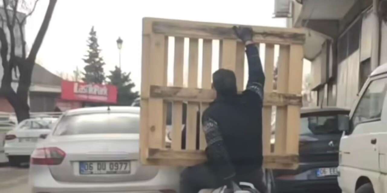 Böyle tehlike görülmedi! Paletle motosiklet sürmeye kalktı