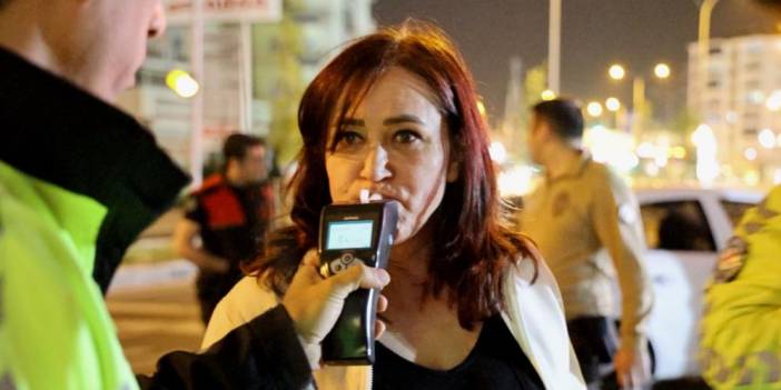 Polisin alkollü sürücü ile imtihanı: Üfleme eğitimi verilen kadın 44. seferde başardı