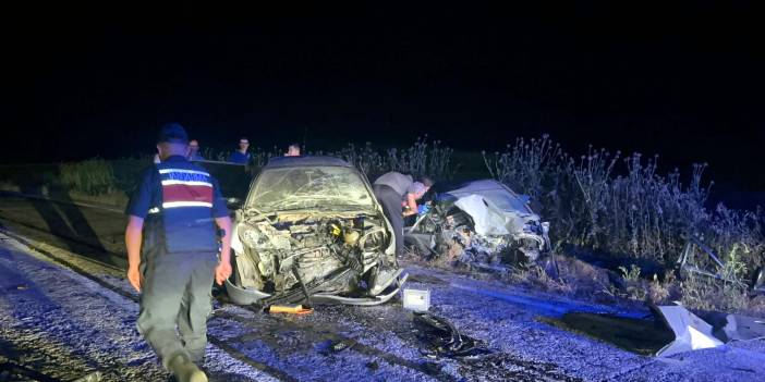 Oğlunun otomobilini sollamaya kalkan baba kazaya sebep oldu: 3 ölü, 5 yaralı