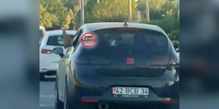 Görüntü Konya trafiğinden! Gören telefona sarıldı