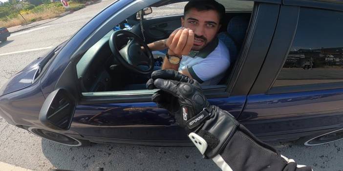 Trafikte birbirine giren iki sürücünün kavgası çay ocağında bitti