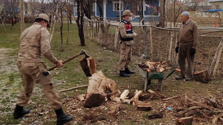 Mehmetçik, koronavirüs nedeniyle dışarı çıkamayan vatandaşların odunlarını da kırıyor