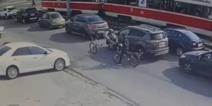 İki bisikletlinin kazası sosyal medyada izlenme rekoru kırıyor