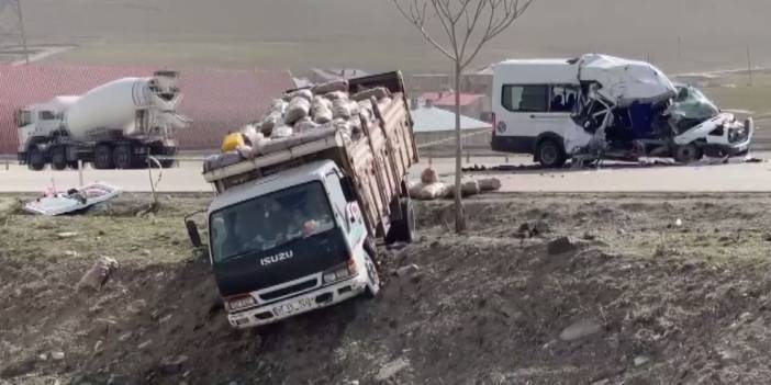 Kamyonet ile minibüs çarpıştı: 3’ü ağır 13 yaralı