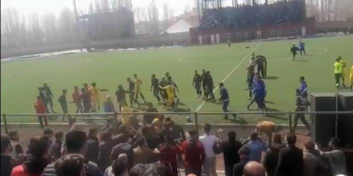 Amatör maçta sahaya giren taraftarlar, rakip takımın futbolcularını dövdü