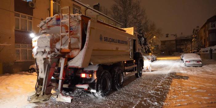 Selçuklu Belediyesi kar temizleme çalışmalarını 24 saat sürdürüyor