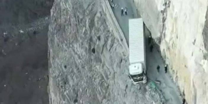 Navigasyonun yönlendirmesiyle dar yola giren TIR uçurumda asılı kaldı