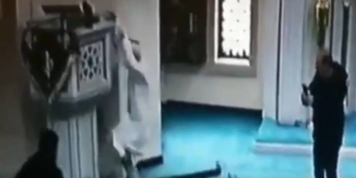 Hoca düştü, cemaat gülmekten yerlere yattı