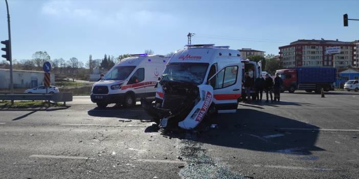Ambulans ile kamyonun çarpıştığı kaza araç kamerasında