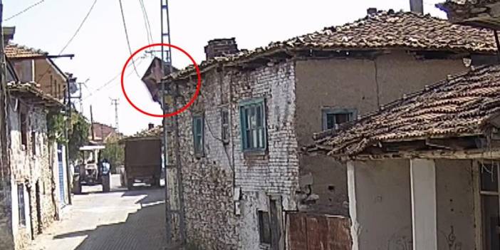 Tarhana sermek için çıktığı çatı sonu oldu! Acı an kamerada