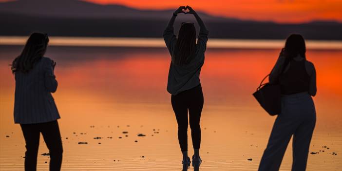 Doğal yapısı ile dikkat çekiyor! Tuz Gölü’ne ziyaretçi akını