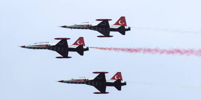 Türk Yıldızları'nın 23 Nisan gösterisinden muhteşem kareler