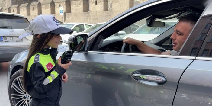 23 Nisan'da trafik polisi olan çocuklar denetim yaptı