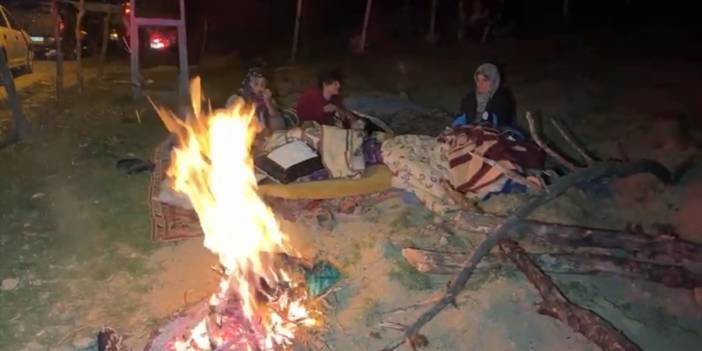 Deprem bölgesinde halk geceyi dışarıda geçiriyor