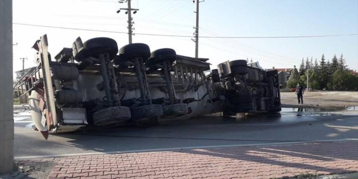 Konya'da devrilen mazot yüklü tankerin sürücüsü yaralandı! O anlar kamerada