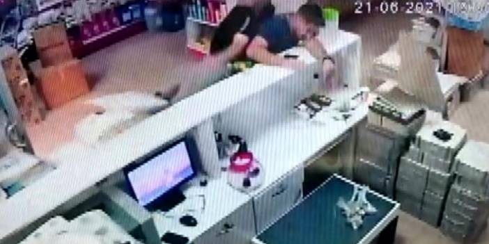 Asma kat çöktü, oğlunun üstüne düştü! O anlar kamerada