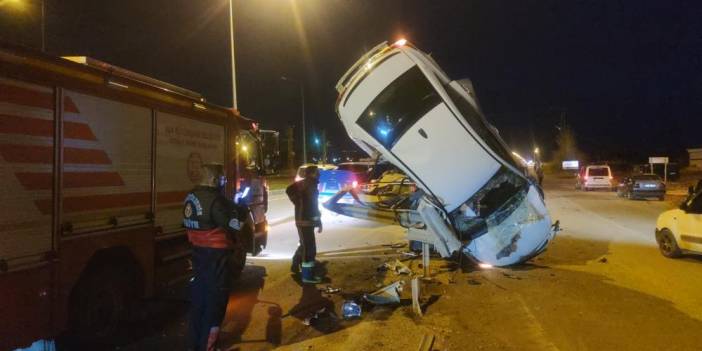 Bariyere çarpan otomobil dik şekilde asılı kaldı