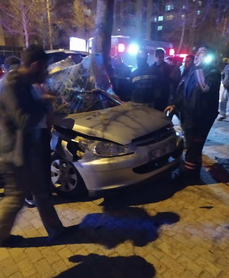 Konya’da otomobil ağaca çarptı: 4 ağır yaralı
