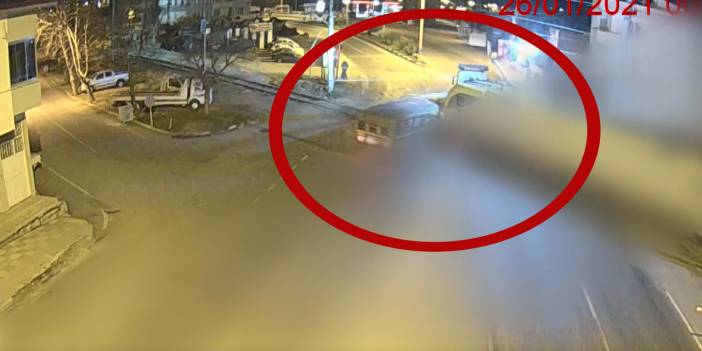 Yük treni ile tır hemzemin geçitte böyle çarpıştı