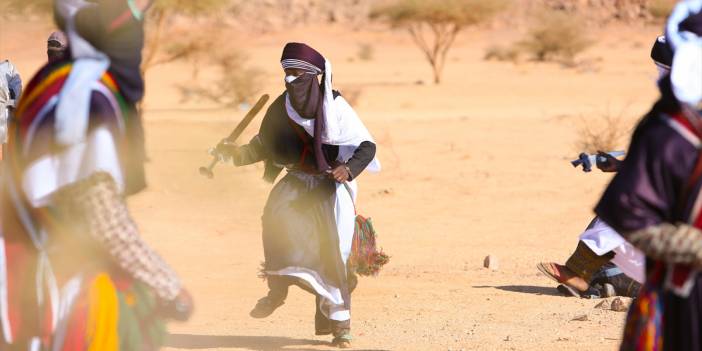 Büyük Sahra Çölü'nde "mavi giyinenlerin" kahramanlık dansı: Takuba Ağar