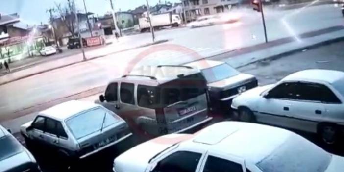 Konya'da 3 kişinin yaralandığı kaza anı kamerada