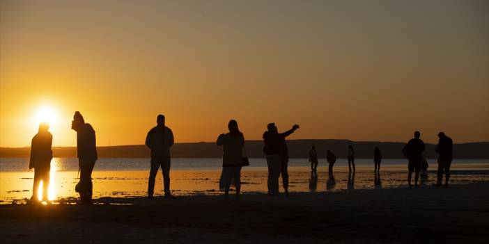 Tuz Gölü’nde gün batımının eşsiz güzelliği objektiflere yansıdı