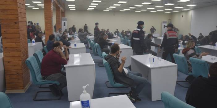 Kumar oynatılan binaya iş makinesiyle duvarı kırılarak girildi