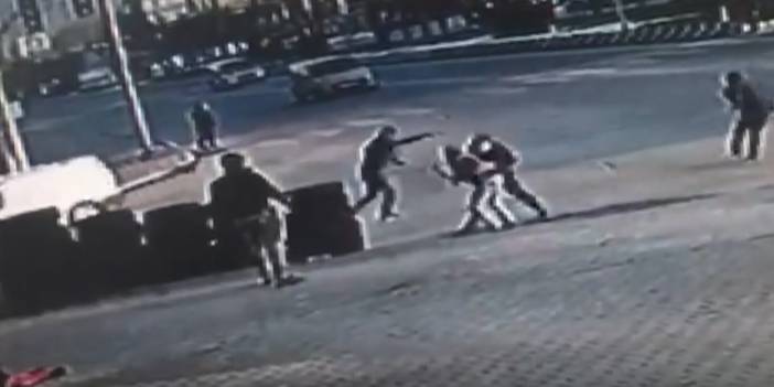 Amca çocukları birbirlerine acımasızca saldırdı! İşte 1 kişinin öldüğü kavga anı