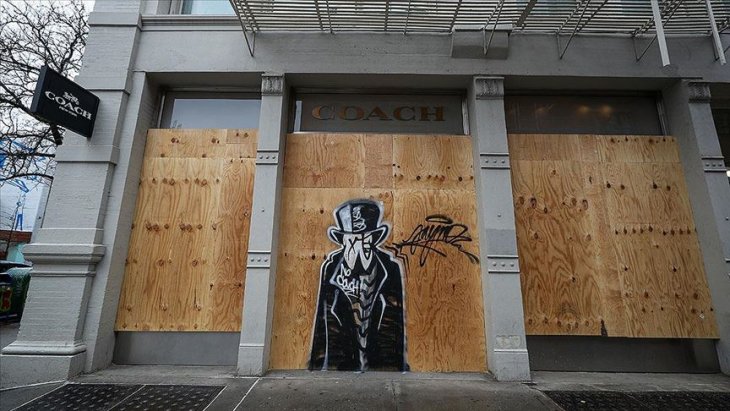 New York'ta ünlü mağazalar yağmaya karşı vitrinlerini plakalarla kapattı