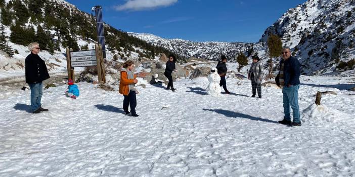 Bin 825 rakımlı Alacabel’de yolcuların kar keyfi