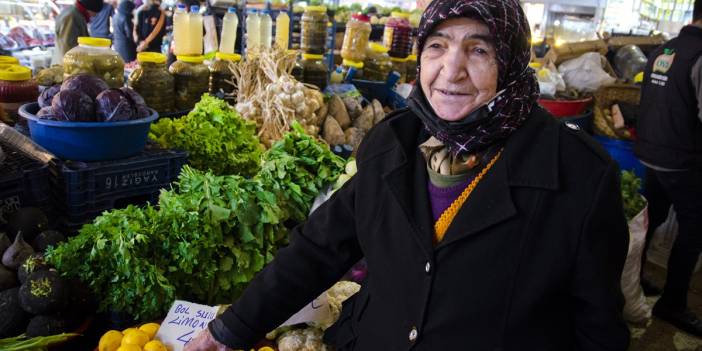Konyalı Nazife nine eşine duyduğu özlemle Kadınlar Pazarında "vasiyet" nöbeti tutuyor