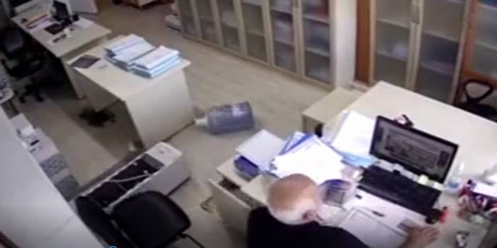 Depremde herşey devrildi, o masasından bile kalkmayarak telefonla görüşmesini sürdürdü