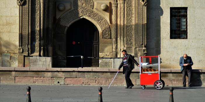 Konya'da görme engelli Haşim Yıldız taze simitleri "gönül gözüyle" müşterilerine ulaştırıyor