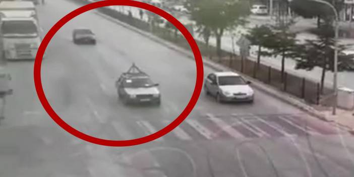 Konya'da el freni çekilmeyen otomobil başka araçlara çarparak durabildi