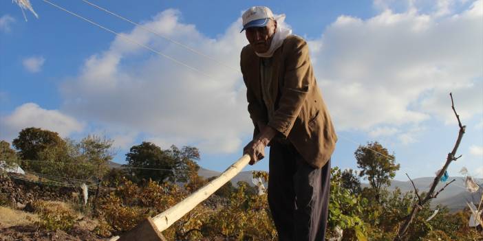 Konya'da 88 yaşındaki Aşır dede, azmiyle gençlere taş çıkartıyor