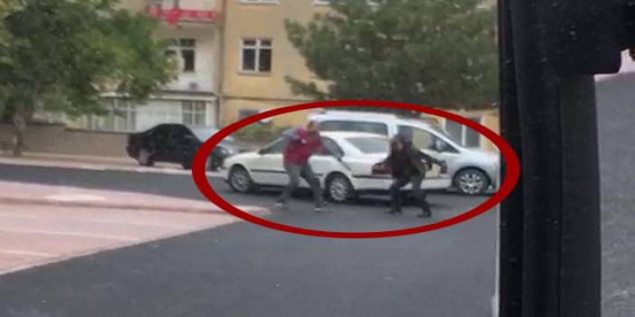 Sen misin bıçak çeken! Konya’da sürücülerin kavgası kamerada