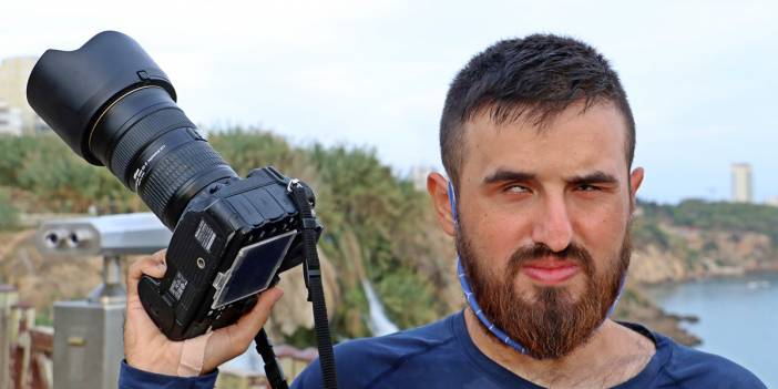 Görenler, gözlerine inanamıyor! Görme engelli genç, hayatını fotoğraf çekerek kazanıyor