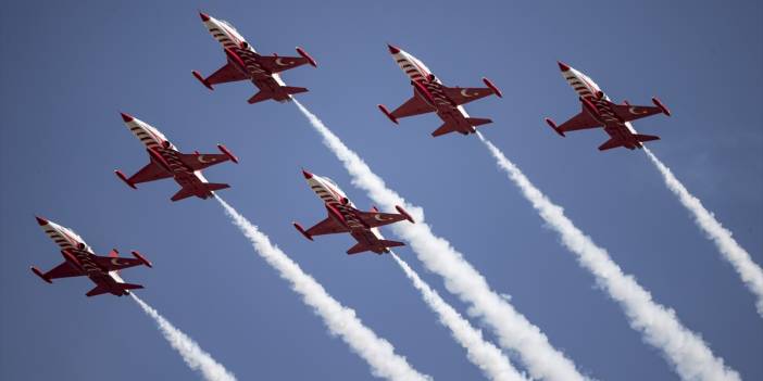 Türk Yıldızları, gökyüzüne dumanla ay ve yıldız çizerek Türk bayrağını resmetti