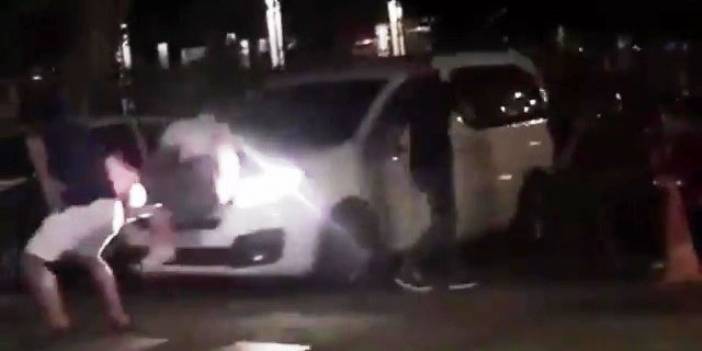 Arkadaşlarına otomobil çarptı, onlar aldırış etmeden kavgayı sürdürdü