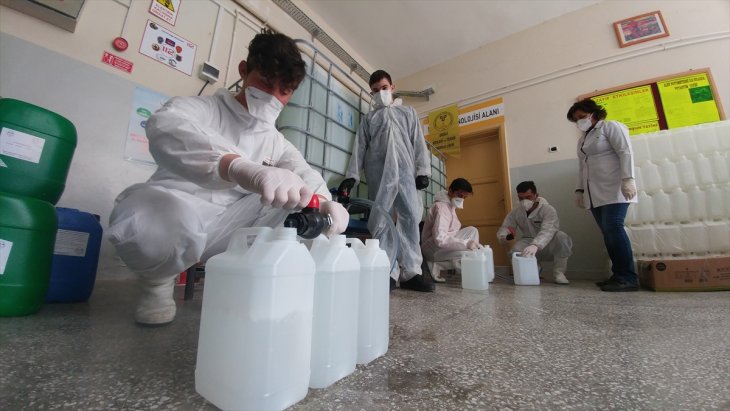 Konya'daki meslek lisesi dezenfektan üretimini haftalık 15 tona çıkardı