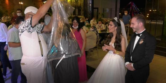 Düğünde kafasına poşet geçirip gelin ve damada sarıldı