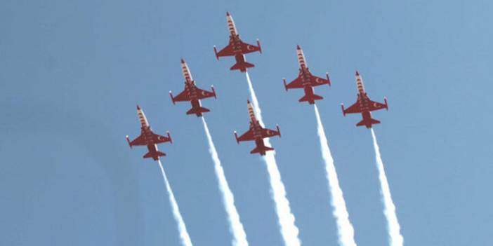 Türk Yıldızları Zafertepe semalarında ay yıldız çizdi