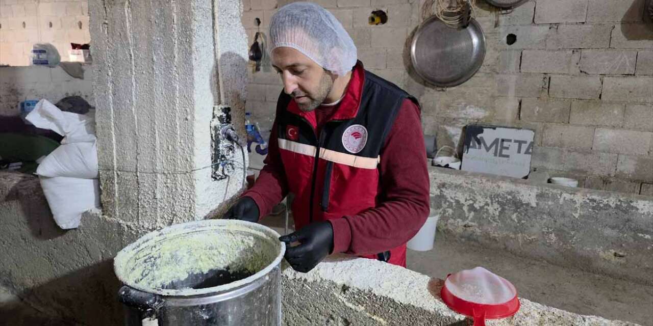 Burada üretip vatandaşa yediriyorlardı! Ekipler baskın yaptı