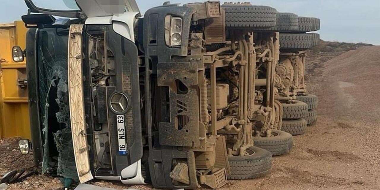 Hafriyat kamyonu yük boşaltırken devrildi! Sürücü ağır yaralı