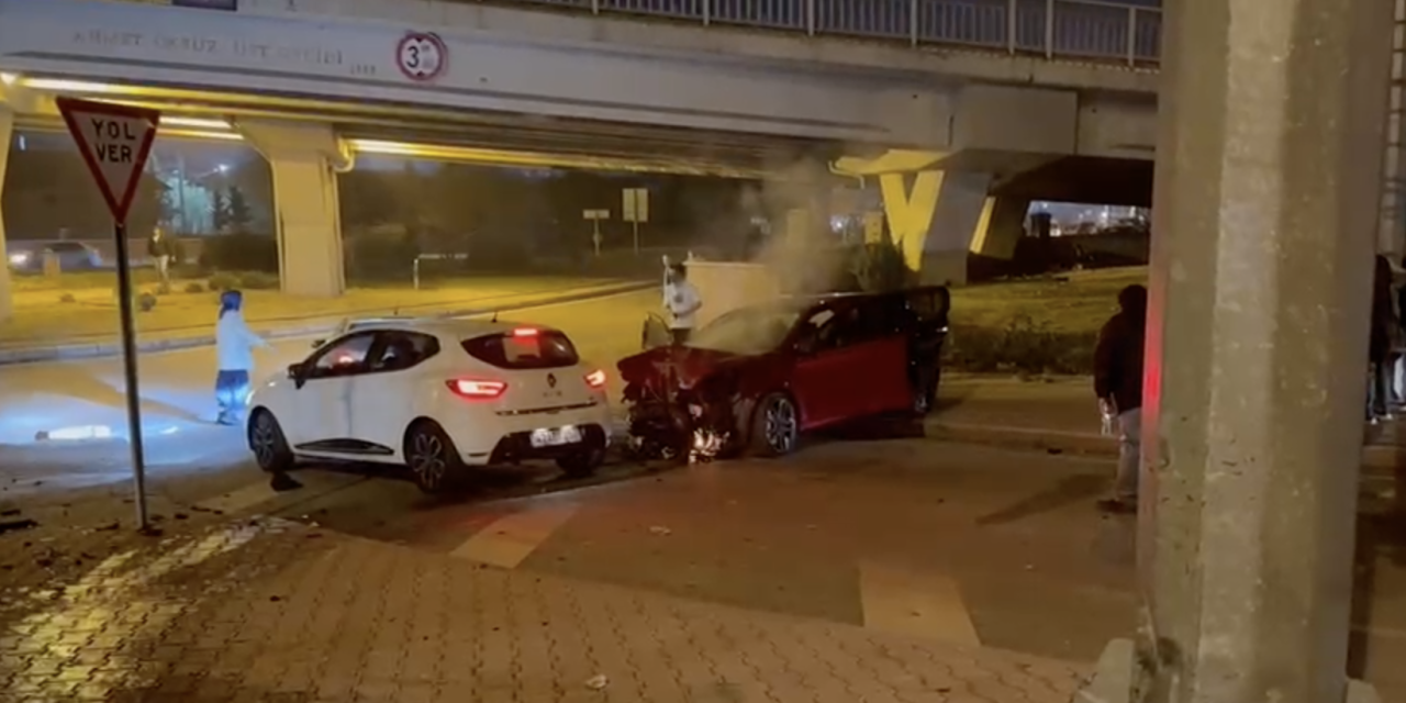 Konya’da otomobil direğe çarptı! Sürücü yanan araçtan çıkartıldı