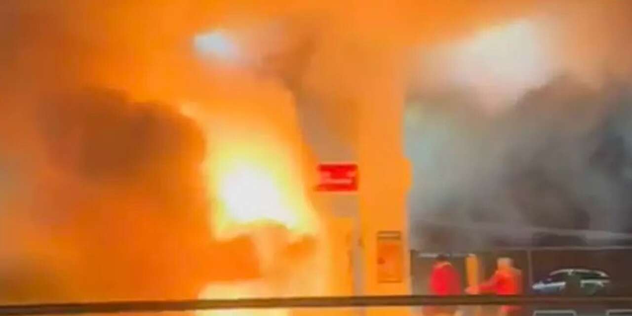 Benzinlikte korku dolu anlar! Araç alev topuna döndü