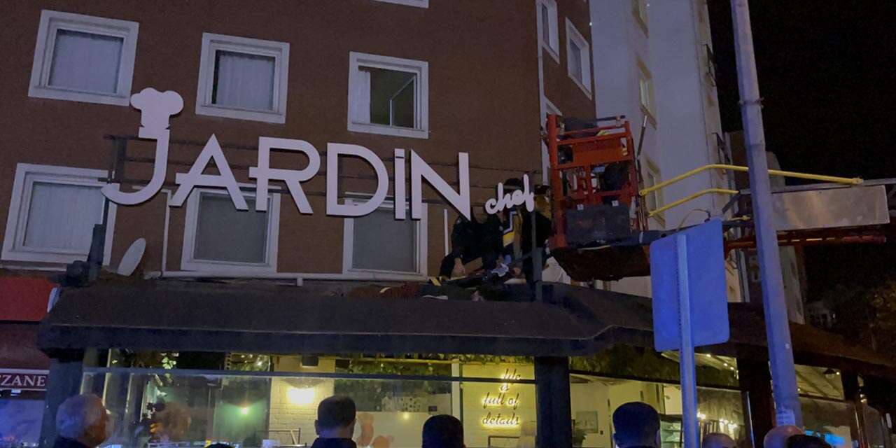 Kafenin tentesi hayatını kurtardı