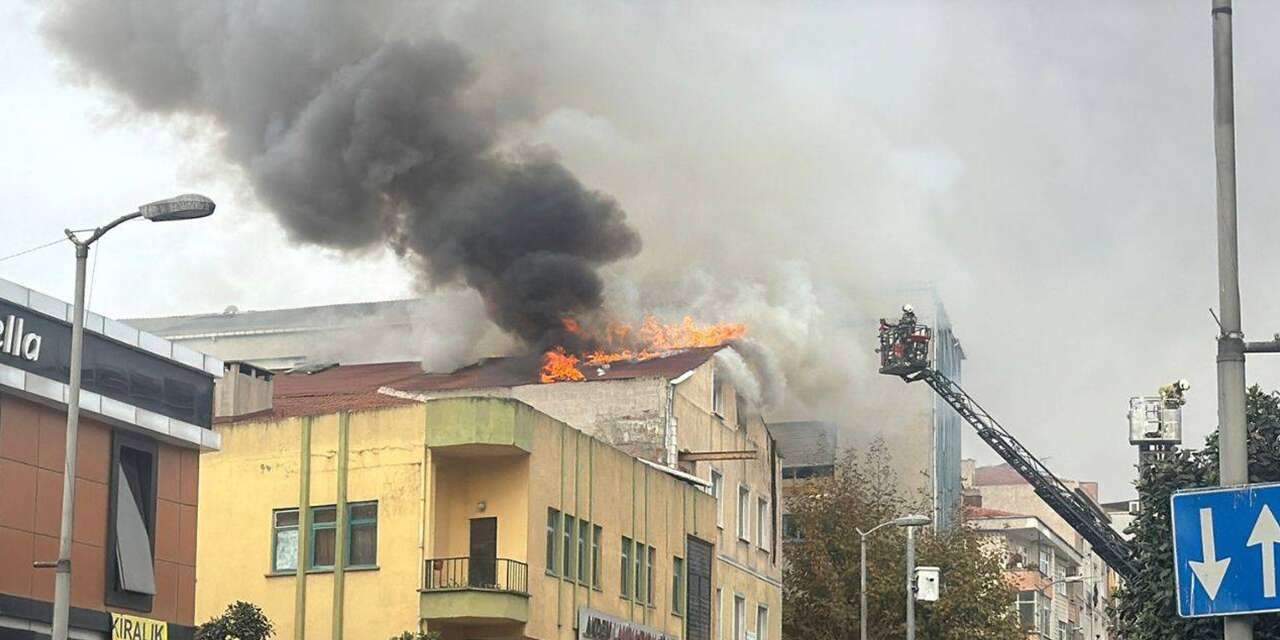 3 katlı tekstil fabrikasında yangın! Çok sayıda itfaiye sevk edildi